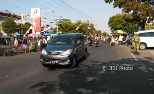 Duh, Mobil dan Sepeda Motor Masih Melintas di CFD Jl. Juanda Solo