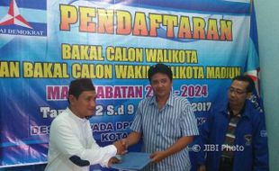 PILKADA MADIUN : Dosen UI dan Sekda Kota Madiun Ambil Formulir Cawali di Partai Demokrat