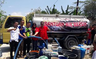 KEMARAU 2017 : Warga Semarang Dropping Air Bersih ke Grobogan