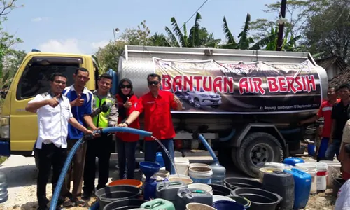 KEMARAU 2017 : Warga Semarang Dropping Air Bersih ke Grobogan