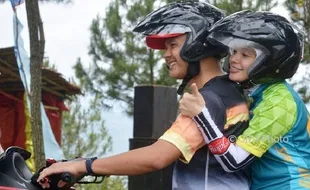 Naik Motor Bareng, Mesranya Gubernur Jateng dan Sang Istri Bikin Iri