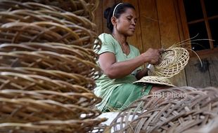 FOTO KERAJINAN SEMARANG : Piring Lidi Khas Bali Dibikin Juga di Bancak