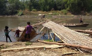 Jembatan Sasak Kampung Beton Solo Ambruk Lagi, Ditutup Sehari