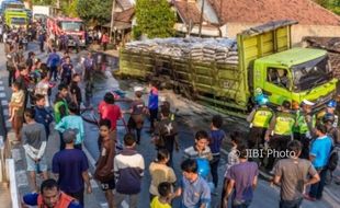 FOTO KEBAKARAN DEMAK : Angkut Urea, Truk Terbakar di Sayung