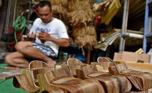 FOTO KERAJINAN SEMARANG : Eceng Gondok Jadi Miniatur Mobil