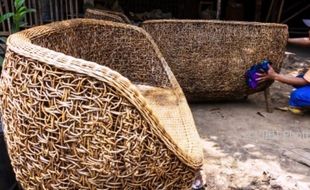 FOTO KERAJINAN JEPARA : Kursi rotan Dibikin di Telukwetan