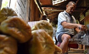 FOTO USAHA MIKRO KECIL DAN MENENGAH: Perajin Semarang Hasilkan Kerupuk Bawang