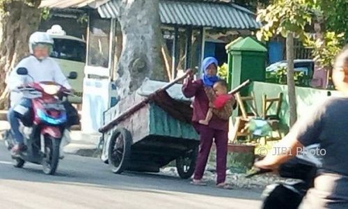 KISAH INSPIRATIF : Perjuangan Wanita Ambarawa Cari Nafkah Ini Bikin Terenyuh