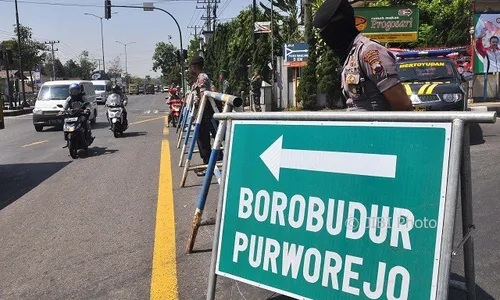 FOTO KRISIS ROHINGYA : Polisi Jaga Jalan ke Candi Borobudur