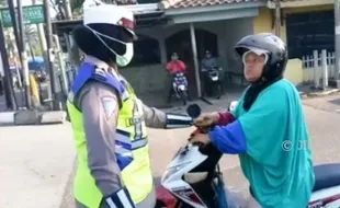 KISAH UNIK : Langgar Aturan Lalu Lintas, Ibu-Ibu Ini Malah Marahi Polwan