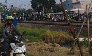 LALU LINTAS SEMARANG : Kerap Macet, Perlintasan Tanpa Palang Pintu Tlogosari Dianggap Bahaya