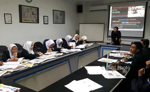 PELATIHAN JURNALISTIK SOLOPOS : Pelajar SMA Muhammadiyah 1 Sragen Belajar Menulis Berita