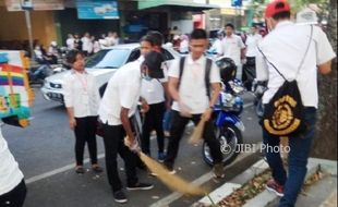 KEBERSIHAN SALATIGA : Bersihkan Jalan, Mahasiswa UKSW Ramai Dipuji