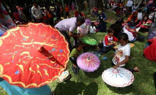 Ceria, Ratusan Anak Berkreasi Lukis Payung di Taman Balekambang