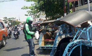 KISAH INSPIRATIF : Bagi-Bagi Rezeki, Rider Ojek Online Semarang Disanjung