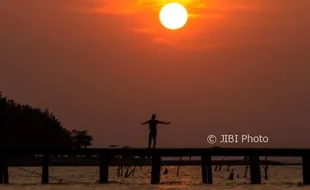 FOTO WISATA JEPARA : Indahnya Sunset Pantai Bandengan