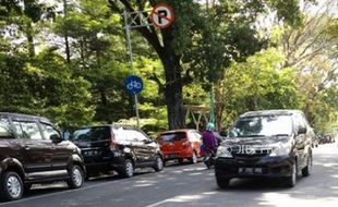 PARKIR SALATIGA : Duh, Jalur Sepeda di Salatiga Malah untuk Parkir