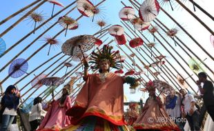 FESTIVAL PAYUNG INDONESIA 2017 : Parade Sepayung Indonesia Semarakkan FPI di Pura Mangkunegaran Solo