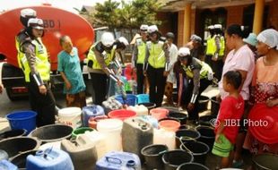 FOTO KEMARAU 2017 : Demak Kekeringan, Polisi Salurkan Air