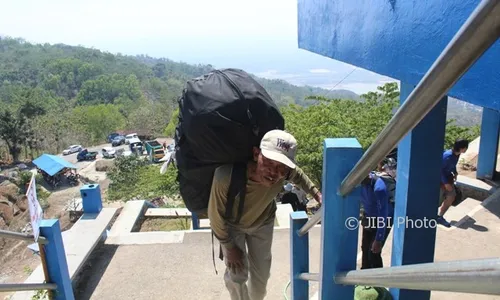 Kisah Porter Paralayang Berburu Berkah di Puncak Joglo Wonogiri