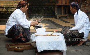 FOTO TRADISI KUDUS : Jamasan Tombak Sunan di Masjid Menara