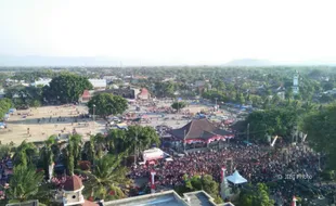 WISATA PONOROGO : Jelang Festival Reog Nasional, 40 Dadak Merak Beraksi di Ponorogo