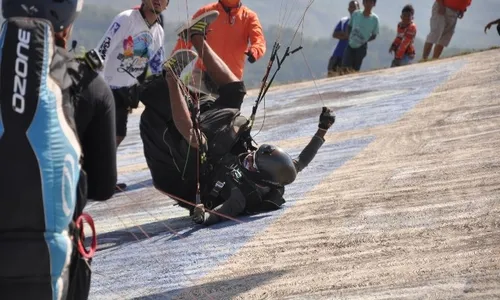 KEJURNAS PARALAYANG 2017 : Pilot Paralayang Terjungkal saat Take Off di Puncak Joglo Wonogiri