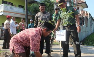 100 Bibit Pohon Buah Ditanam di Ponpes Al Ukhuwah Joho Sukoharjo