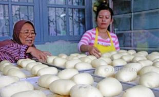 FOTO USAHA MIKRO KECIL DAN MENENGAH : Semen Indonesia Bina Pelaku UMKM Roti