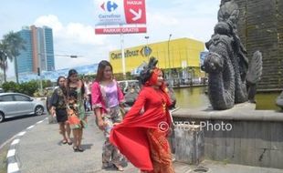 HARI BATIK NASIONAL : Puluhan Perempuan Lenggak-Lenggok di Bundaran Patung Pandawa Solo Baru