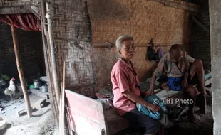 Kemiskinan Memaksa Kakek-Kakek Sragen Ini Tidur Satu Bilik dengan 4 Ekor Ayam