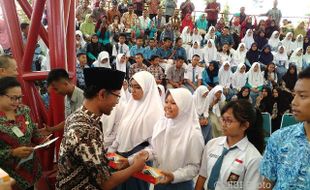 PENDIDIKAN BOYOLALI : Dapat Nilai UN 100, 390 Siswa Diganjar Komputer Tablet