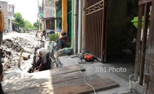 INFRASTRUKTUR SOLO : Drainase Diperbaiki, Jalan di Atas Saluran Air Joyotakan Dibongkar