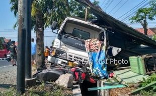 KECELAKAAN KLATEN : Mobil Boks Seruduk Warung Satai, Pengendara Motor Tewas Terseret