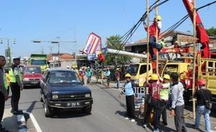 Ada Penggeseran Tiang, Listrik di Kalasan Dipadamkan