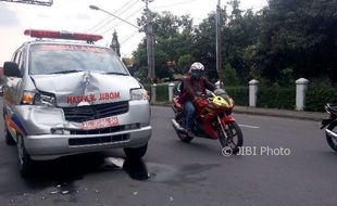 KECELAKAAN SOLO : Gara-Gara Bus Belok Mendadak, 4 Mobil dan 1 Motor Tabrakan Beruntun di Jl. A. Yani