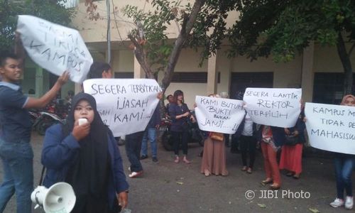 DEMO PONOROGO : Tak Kunjung Diwisuda karena Tak Ada Rektor, Mahasiswa Unmer Unjuk Rasa