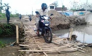 INFRASTRUKTUR KARANGANYAR : Jembatan Anyaman Bambu Lalung Ini Bikin Ngeri