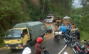 LONGSOR PACITAN : Jalan Ngadirojo-Tulakan Sempat Putus Total Tertutup Material Longsoran