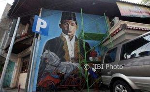 PB XII Muda dan Wali Kota Nyapu Keraton Solo di Mural Nonongan, Ini Maknanya