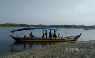 INFRASTRUKTUR NGAWI : Jalan Darat Jauh, Getek Pun Jadi Pilihan Lewati Waduk Pondok