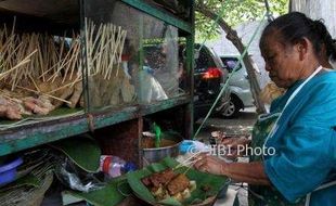 PERNIKAHAN PUTRI JOKOWI : PKL Ini Dipercaya Sediakan 4.000 Porsi Satai Kere untuk Resepsi Kahiyang