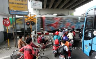 Pelintasan KA Janti Ditutup, Warga Minta Penjaga