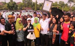 Masuk Muri, Pelajar Karanganyar Kalahkan Rekor Baca Puisi Tugu Monas Jakarta