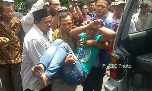 TKI MADIUN : Tak Kuat Menahan Duka, Suami TKW Meninggal di Malaysia Histeris