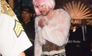 Adam Levine Pakai Baju Istrinya saat Pesta Halloween