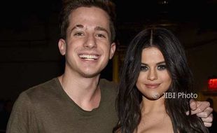 Charlie Puth Rilis Lagu Spesial untuk Selena Gomez