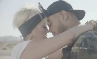 Agnez Mo Mesra Bareng Pria Bule di Klip “Damn I Love You”