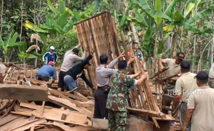 BENCANA ANGIN KENCANG : Rumah Waliyem Rata dengan Tanah