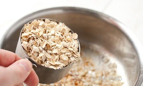 TIPS CANTIK : 4 Manfaat Oatmeal untuk Wajah Bersih dan Cerah Alami